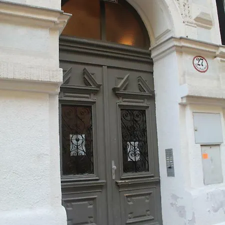 Central Vienna Apartment With Unique 40M2 City Garden & Self Check In Exterior photo