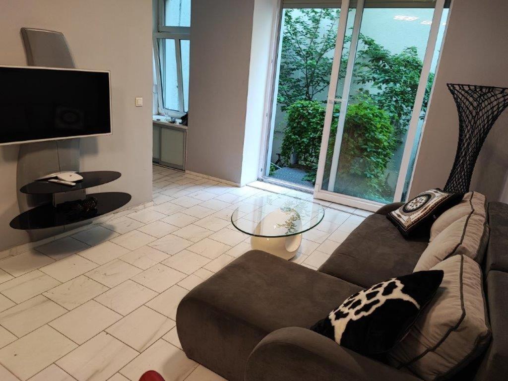 With Unique 40m2 Garden & Self Check In Vídeň