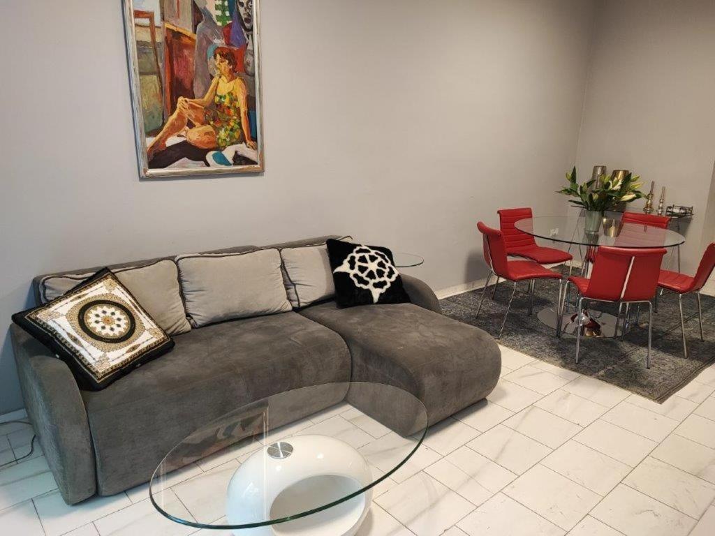 With Unique 40m2 Garden & Self Check In Apartmán