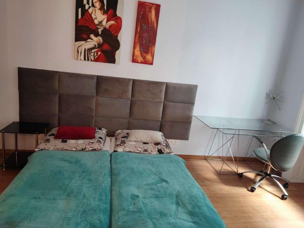 With Unique 40m2 Garden & Self Check In Apartmán